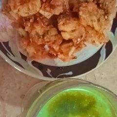 A picture of Pakora with Delicious chutney.