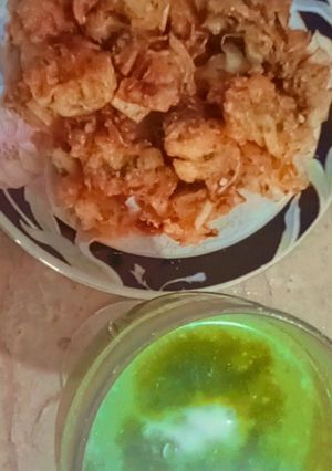 A picture of Pakora with Delicious chutney.