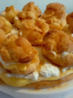 Képviselőfánk-torta karamellel recept fotója
