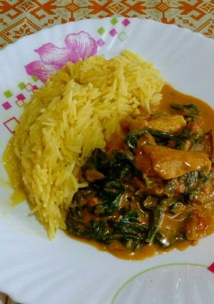 Une photo de Épinards au poulet et curry avec riz basmati