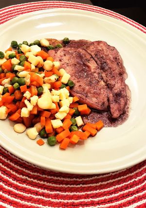 Una foto de Pollo al vino y ensalada de verduras cocidas 🇵🇪