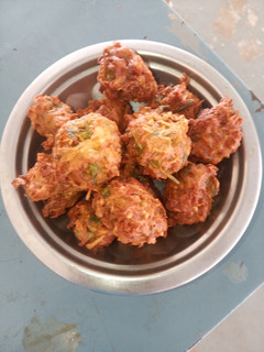 சுரைக்காய் வாழைப்பூ பக்கோடா (Suraikkaai vaazhaipoo pakoda recipe in tamil) செய்முறை முக்கிய புகைப்படம்