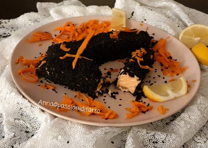Salmone marinato con semi di sesamo neri