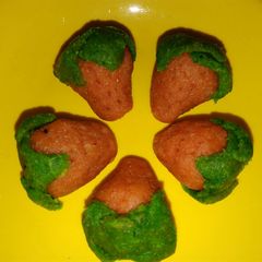 A picture of Strawberry kaju burfi.