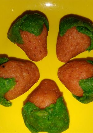A picture of Strawberry kaju burfi.