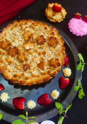 A picture of Apple pie with strawberry cream.