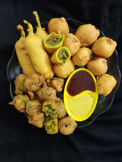 મિક્સ ભજીયા પ્લેટર રેસીપી મુખ્ય ફોટો