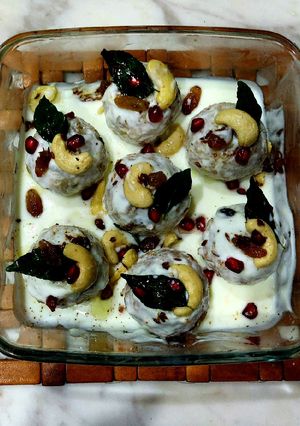 A picture of Farali dahi vada.