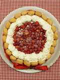 Charlotte con fragole e fragoline di bosco