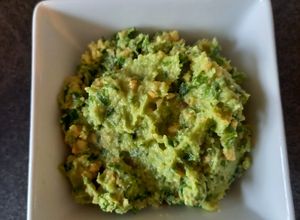 Une photo de Pesto maison aux fanes d'oignons nouveaux