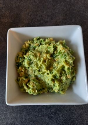 Une photo de Pesto maison aux fanes d'oignons nouveaux