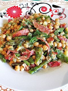 Una foto de Garbanzos con jamón currado al eneldo