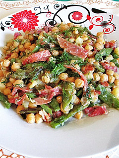 Una foto de Garbanzos con jamón currado al eneldo