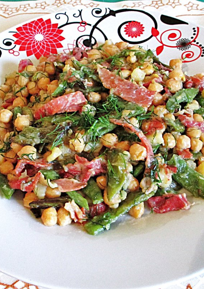 Una foto de Garbanzos con jamón currado al eneldo