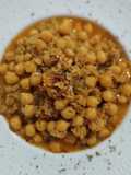 Garbanzos estofados con sofrito de rape y gambas