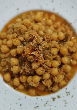 Una foto de Garbanzos estofados con sofrito de rape y gambas