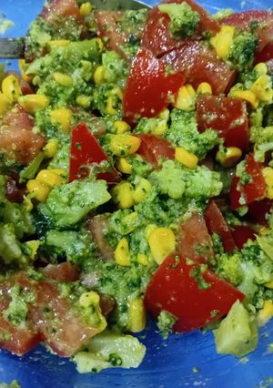 Una foto de Ensalada súper con brócoli🥗