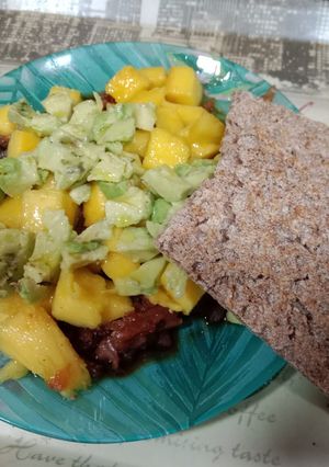 Una foto de Picadillo de salmón, mango y aguacate