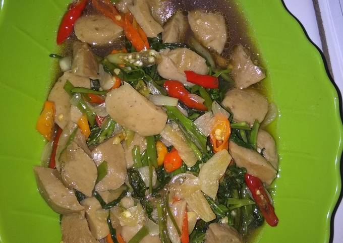 Bagaimana Menyiapkan Tumis kangkung bakso pedas, Bisa Manjain Lidah