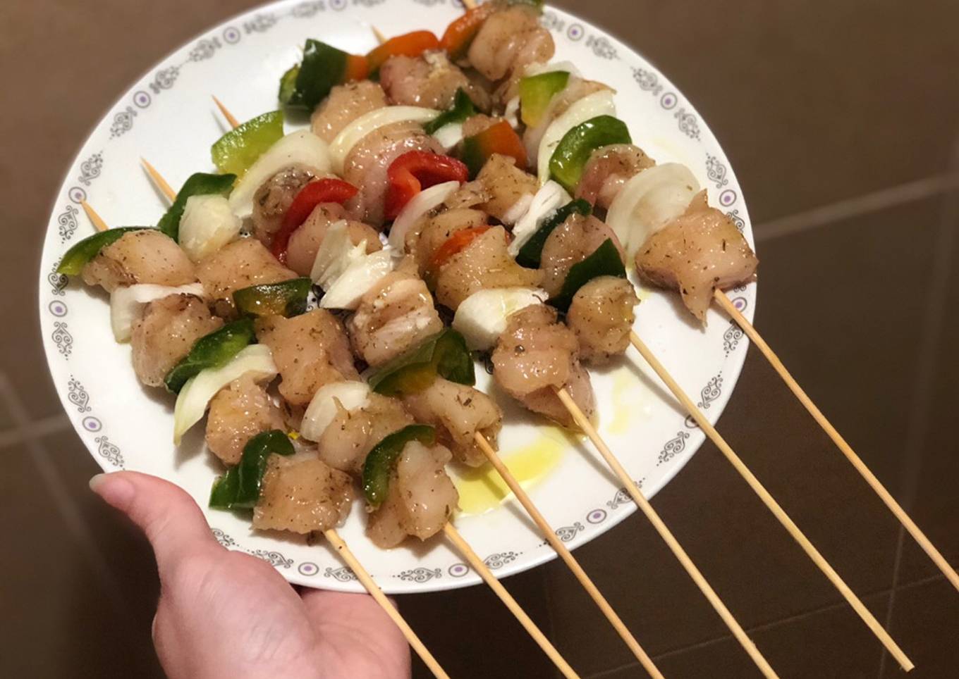 Brochetas de pollo aliñadas con verdura 🌶