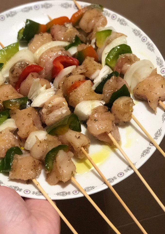 Una foto de Brochetas de pollo aliñadas con verdura 🌶