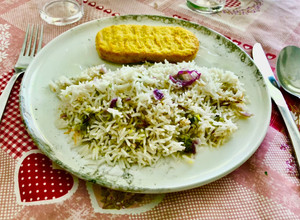 Una foto de Arroz basmati con cebollín morado
