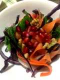 Insalata di cavolo cappuccio, carote, melograno, rucola e noci