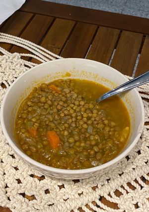 Una foto de Guiso de lentejas rápido y vegetariano 🍆 🥔 🍅 🌽🍠🧅🧄