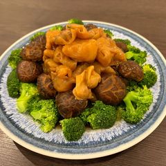 A picture of Braised Shiitake and Fish Maw 花膠炆冬菇.