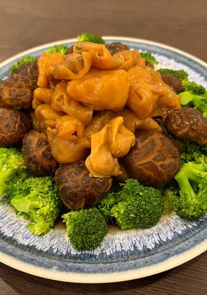 A picture of Braised Shiitake and Fish Maw 花膠炆冬菇.