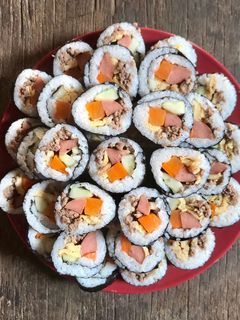 Hình của món Cơm cuộn rong biển.