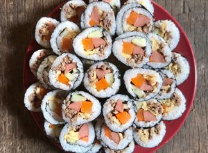 Hình của món Cơm cuộn rong biển.