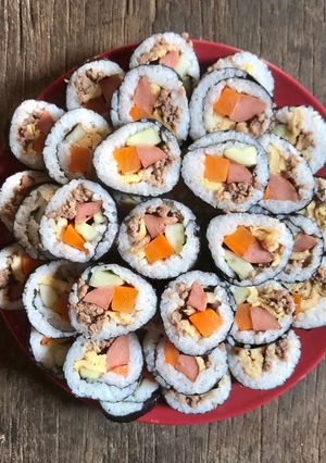Hình của món Cơm cuộn rong biển.