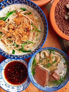 Hình của món Hủ tiếu khô tóp mỡ.