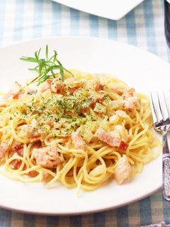 【家樂福廚房】簡易白醬煙燻鮭魚義大利麵 的食譜成品照片