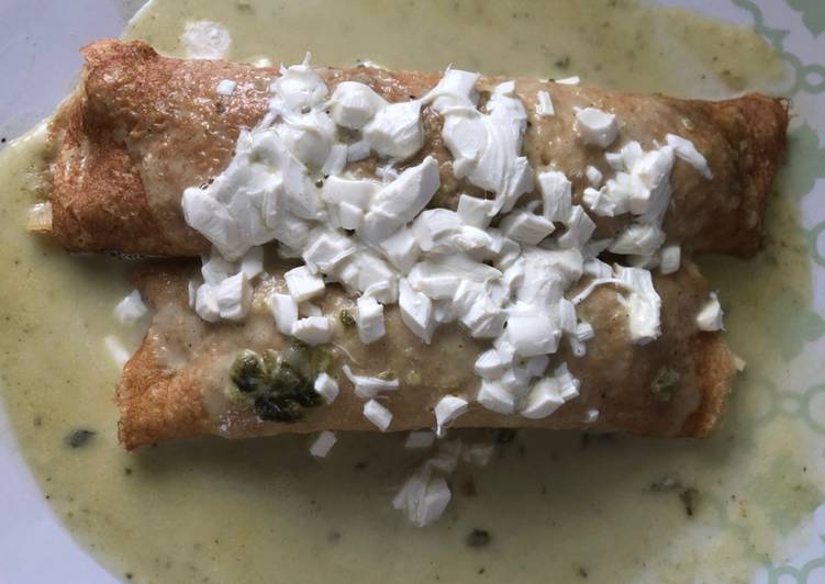 Crepas en salsa de chile poblano