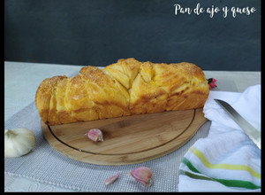 Una foto de Pan de ajo y queso