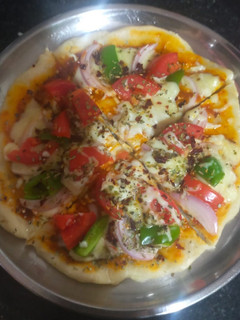 વેજિટેબલ પીઝા (Vegetable Pizza Recipe In Gujarati) રેસીપી મુખ્ય ફોટો