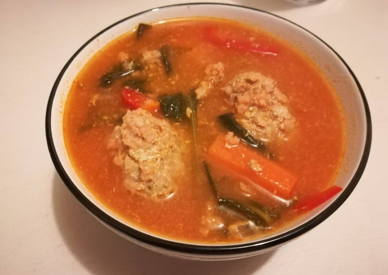 Caldo de Albóndigas con Espinacas y verduras