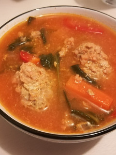Una foto de Caldo de Albóndigas con Espinacas y verduras