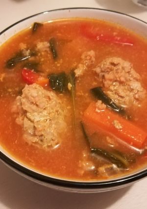 Una foto de Caldo de Albóndigas con Espinacas y verduras