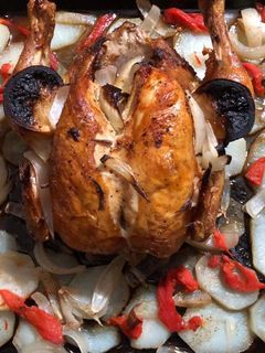 Una foto de Pollo al horno con papas, cebolla y pimiento