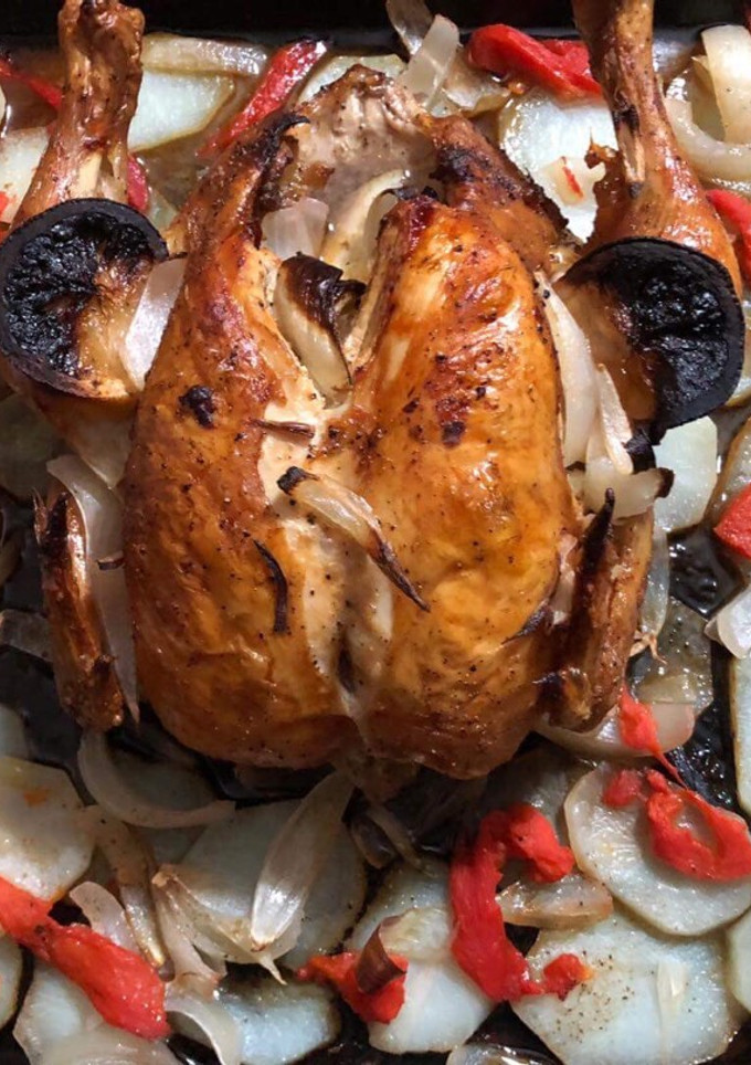 Una foto de Pollo al horno con papas, cebolla y pimiento