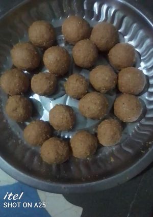 எள்ளு உருண்டை(ellu urundai recipe in tamil) செய்முறை முக்கிய புகைப்படம்