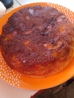 Una foto de Torta con harina integral húmeda de manzanas con azúcar Hileret