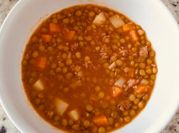 Una foto de lentejas con longaniza