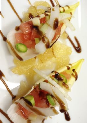 Una foto de Endivia, tomate, espárragos y cebolla... Con compota de manzana!