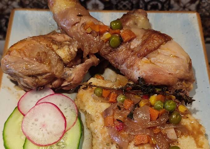 Курочка тушкована в червоному вині з овочами "а-ля кокован"