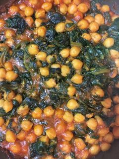 Una foto de Garbanzos con espinacas cominos y pimentón