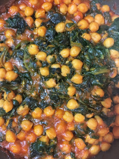Una foto de Garbanzos con espinacas cominos y pimentón